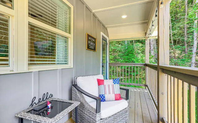 Ideal Location & Mountain Views: Chattanooga Home!