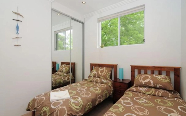 Sun Filled Balcony Just a 2 Minute Walk to the Beach – Guest Rooms – Huskisson
