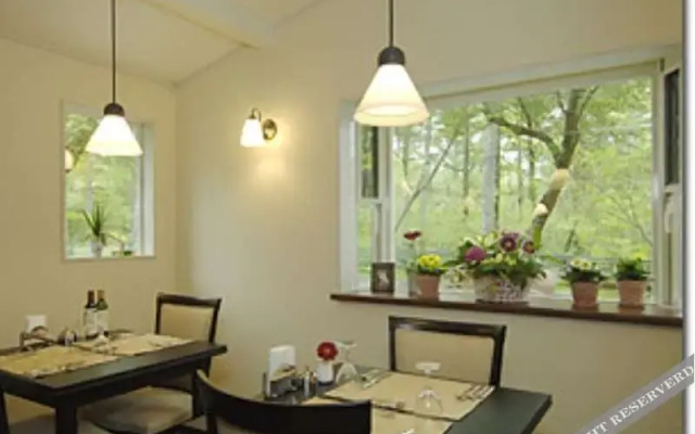 Shoku to Iyashi No Guest House Vivien Claire
