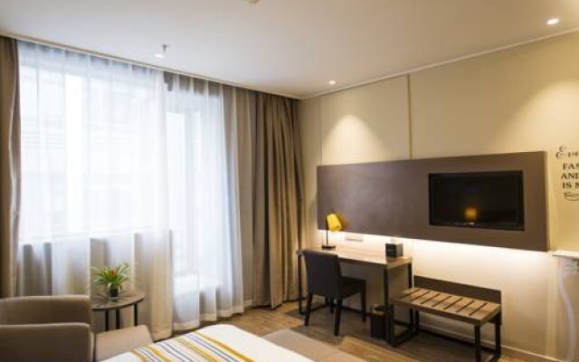 Home Inn Plus Shanghai Huaihai Road Sinan Road