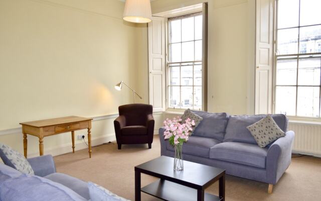 Charming Traditional 2 Bedroom Flat In Edinburgh New Town