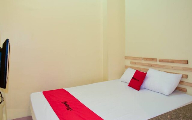 RedDoorz near Mangga Dua Square