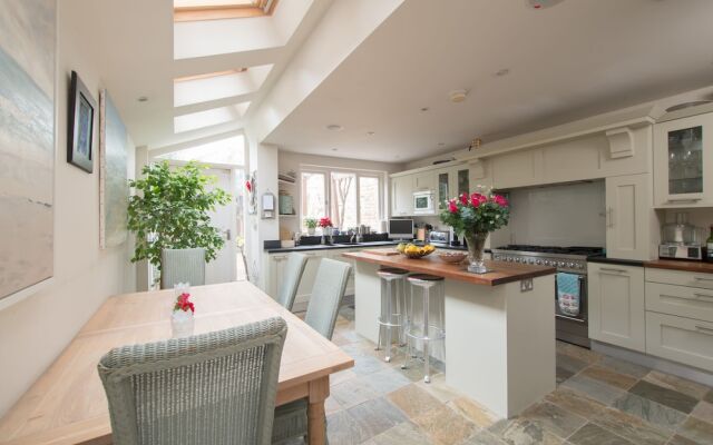 Beautiful Barnes Home with Garden