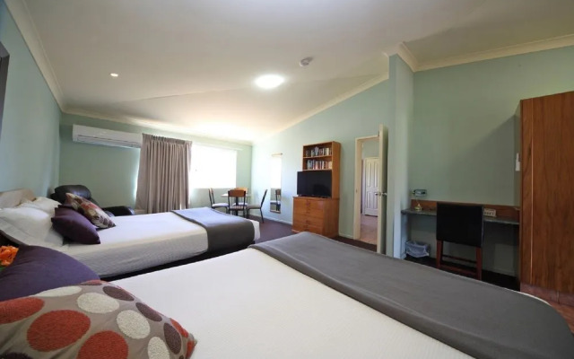 Emerald Explorers Inn