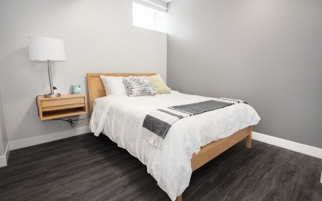 Modern 3BR Unit on Jessie Ave With Insuite Laundry