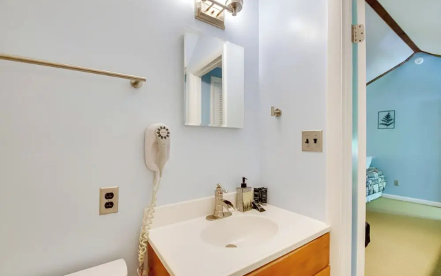 Second-floor Condo w/ Community Pool Access!