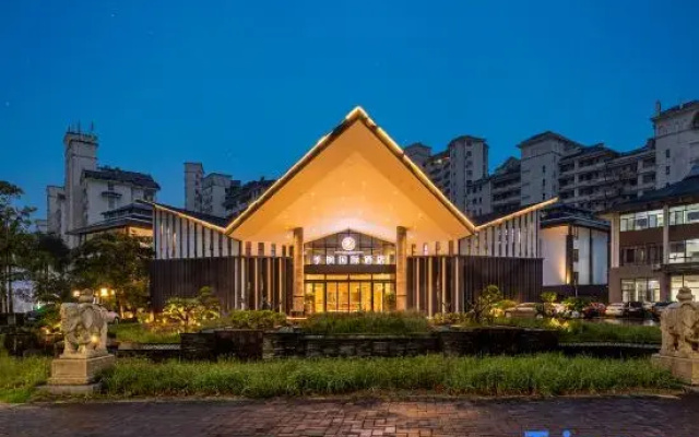 Jifeng International Hotel (Wanning High Speed Railway Station)