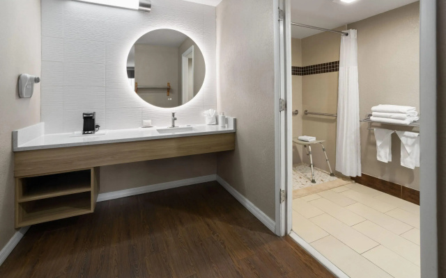 Super 8 by Wyndham Ellenton Bradenton Area