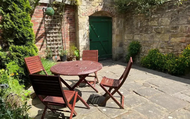 Host Stay Muggles Mews