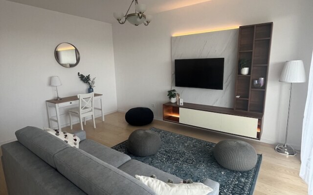 WaterFront City Apartments by UrbanRent