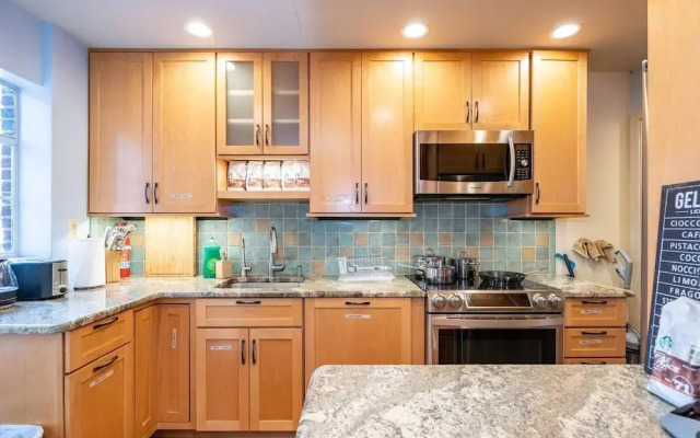 Spacious 4BR CozySuites in Old Town Alexandria