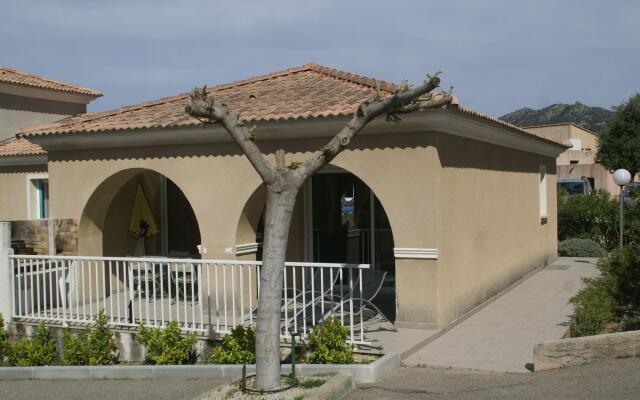 Spacious house, 100m from the beach, swimming pool.
