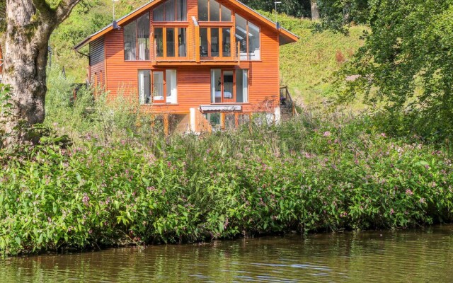 14 Waterside Lodges