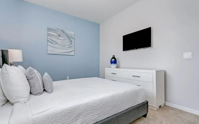 Beautiful Townhome W/private Pool 7 mi to Disney