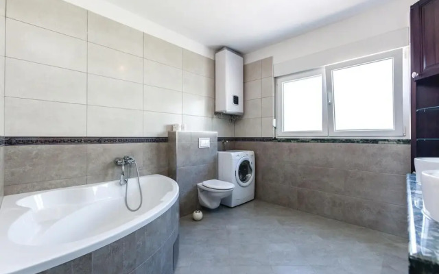 Awesome Home in Podstrana With Wifi and 2 Bedrooms