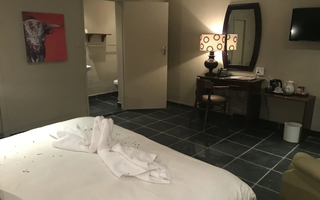 Shangri-La Country Hotel
