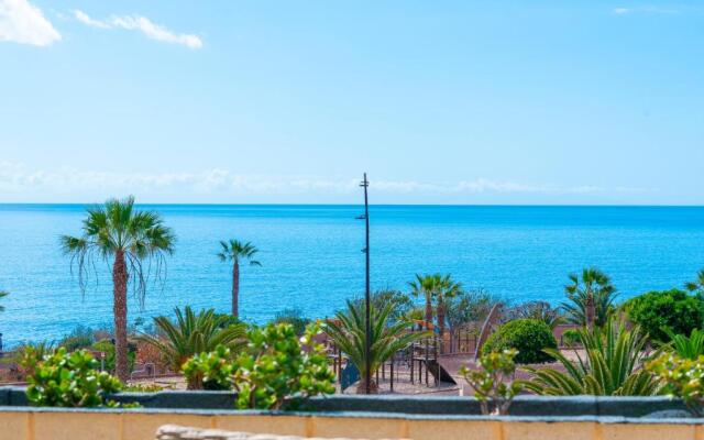 Beach apartment with terrace and private parking