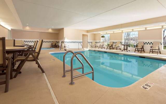 Country Inn & Suites by Radisson, Clinton, IA