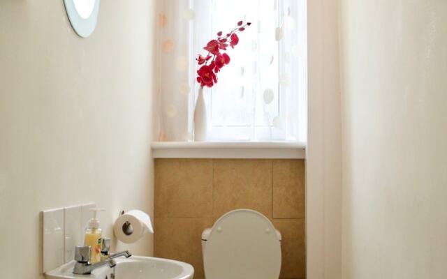 1 Bedroom Flat In Meadowbank