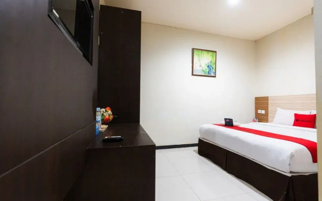 Reddoorz Plus Near Karebosi Area 3