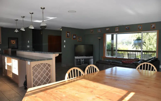 Fraser River Outpost Lodge