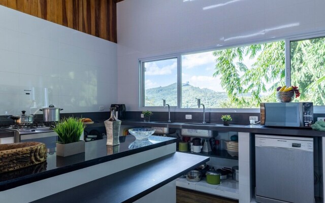 Chácara com Piscina a 40 min de SP