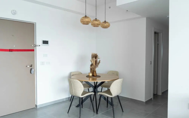 Sea Views & City Vibes on Sokolov