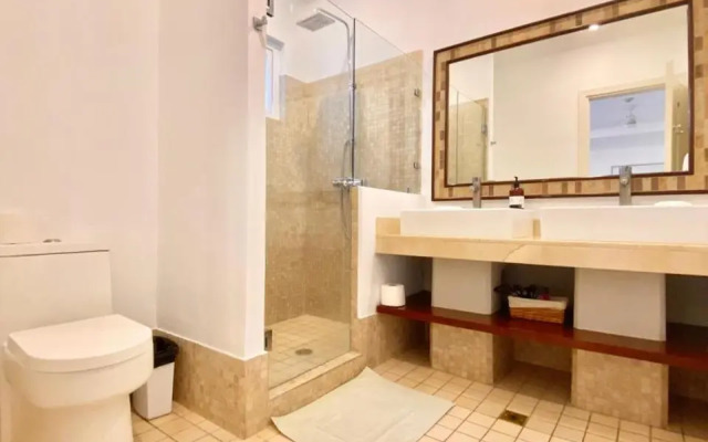 Upscale 2bdr with Jacuzzi - Beach - Fast wifi - Gym