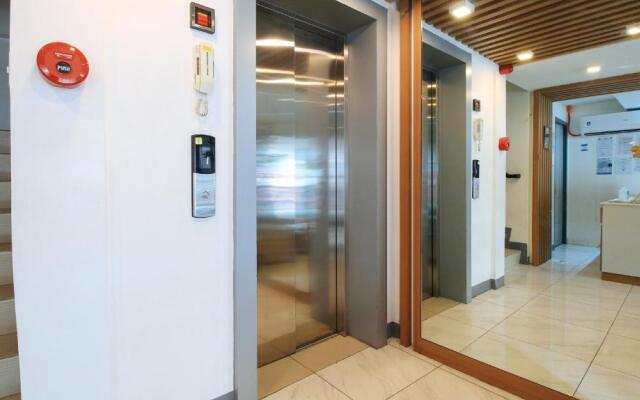 RedDoorz Plus @ Jardin Suites Guadalupe Nuevo