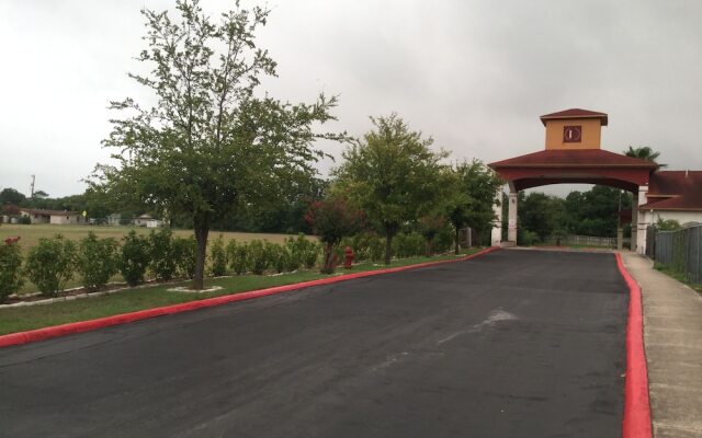 Luxury Inn and Suites Seaworld Lackland