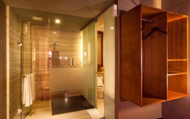 Illigals Hotel & Club