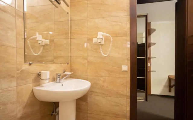 Private Rooms in Hotel Lift 1R