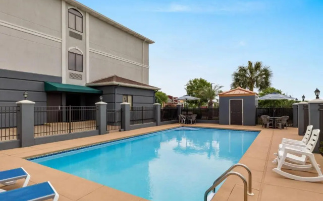 Days Inn & Suites Prattville-Montgomery