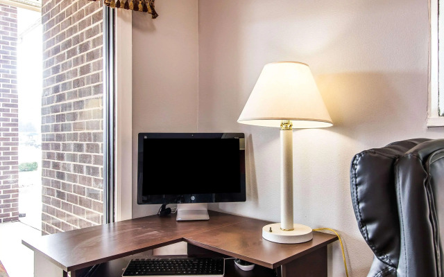 Econo Lodge Inn & Suites