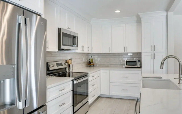 Lakeland Retreat w/ Private Pool & Yard Games!