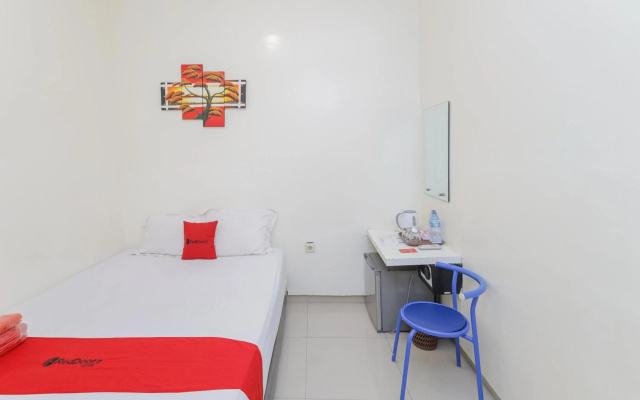 RedDoorz Plus @ K23 Rungkut Madya