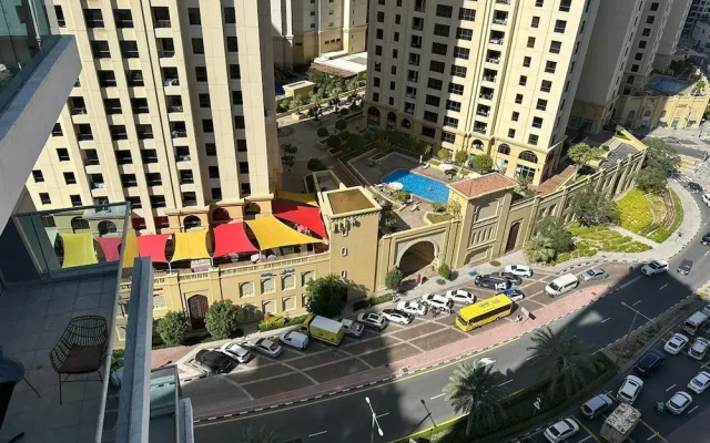 Room in Guest Room - Huge Master Room With Private Balcony