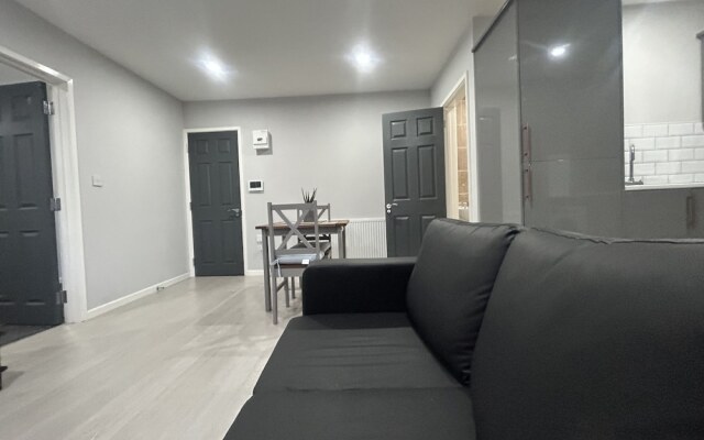 Private Luxury Apartment - Free Parking & Wi-fi