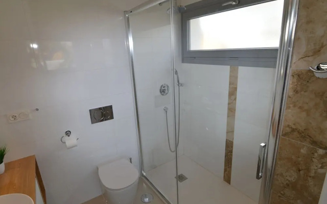 Villa With Garden & Roof Deck