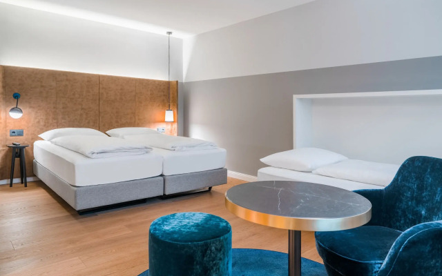 Stage 12 Hotel by Penz