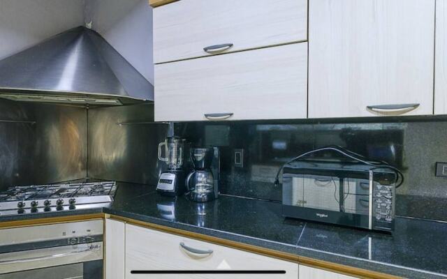 Luxury Large Apartment With Colonial Balcony