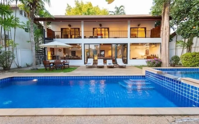 CoconutPalmsJacuzzipoolhugeproperty v136