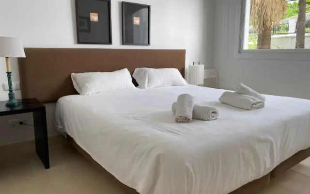 Spacious & sunny ground floor apartment close to Puerto Banus