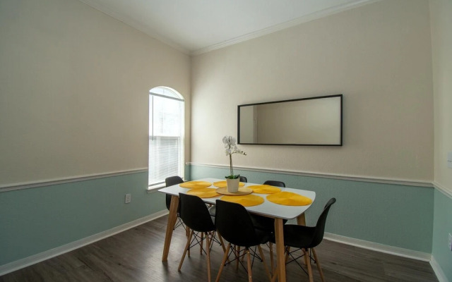 Delightful, Refurbished Apt! Everything you need!