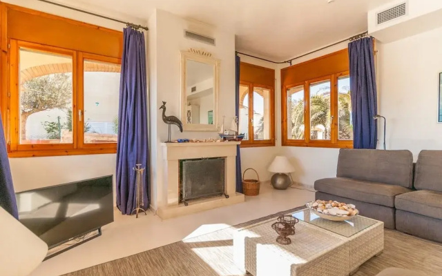 Detached Villa With Privated Pool Situated at the Seafront in Sant Pere Pescador - фото 5