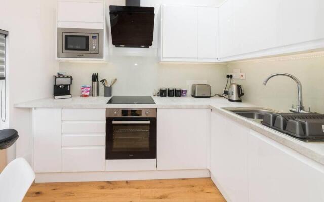 Spacious 1-BDR in central Reading w/ free parking