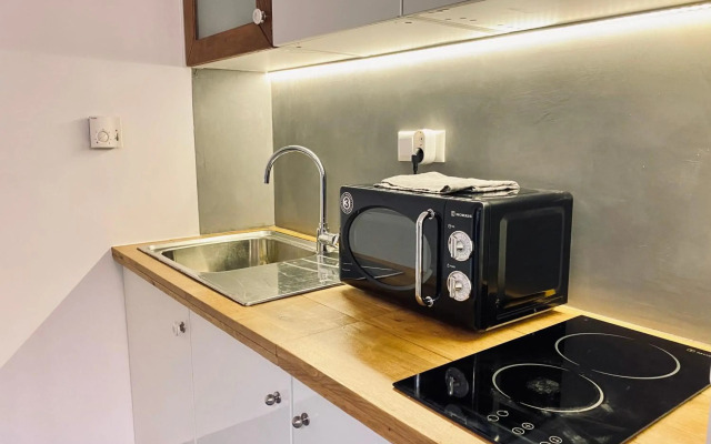 Small Gem Studio Athens, next to metro nomismatokopeio