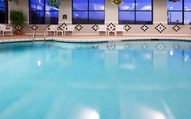 Holiday Inn Express & Suites New Berlin by IHG