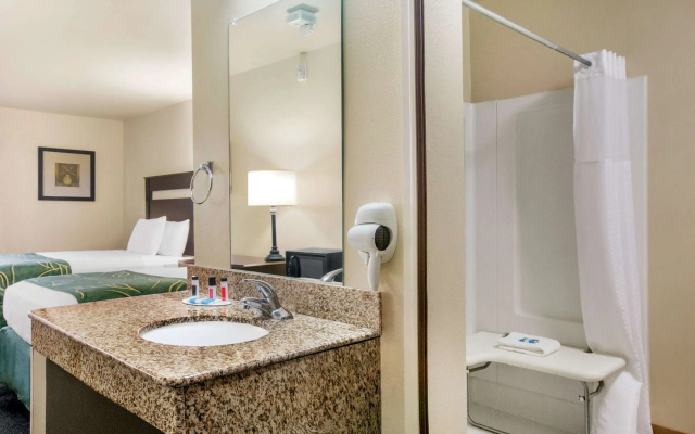 Travelodge by Wyndham Livonia
