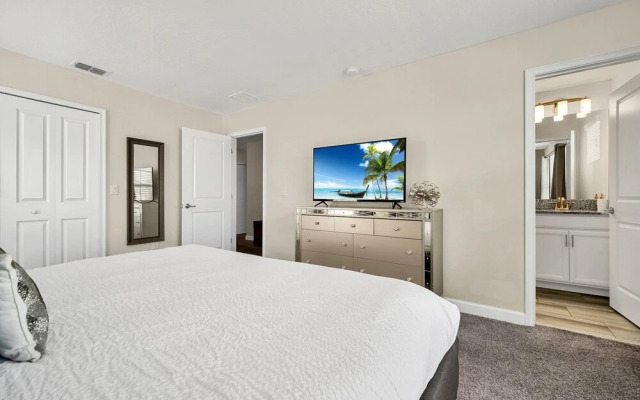 Gorgeous, Modern Home W/private Pool!